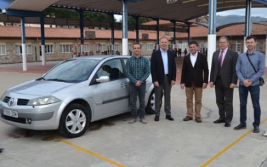 Renault-Vidal de la Peña dona un vehículo al Centro La Salle de Los Corrales de Buelna