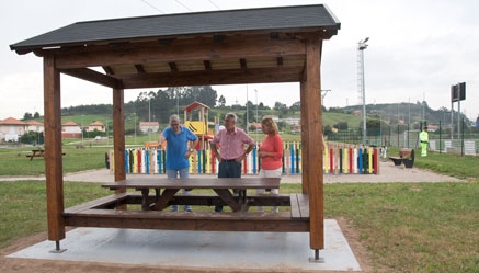 El Ayuntamiento mejora el parque público de Rinconeda con dos pérgolas con mesas y bancos incorporados