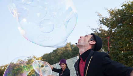 La compañía británica Men in Coats y los italianos Bubble on Circus en el Festival Internacional de Circo
