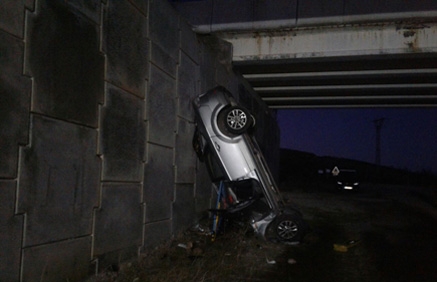 Tres personas resultan heridas al salirse el vehículo en el que viajaban de la A67 y caer por un viaducto