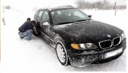 En pleno temporal &quot;blanco&quot;, 6 de cada 10 santanderinos no saben poner las cadenas a su coche