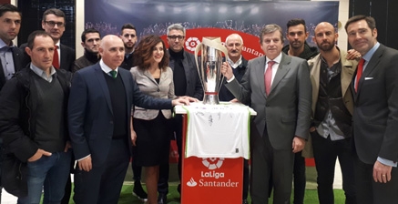 Presentación de la Copa de LaLiga Santander en su sede principal de la capital cántabra con la visita especial del club de la ciudad