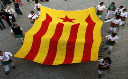 Desafección de los catalanes con España: suspenden al Gobierno, Policía y Guardia Civil
