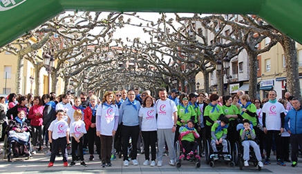 500 personas se dan cinta en la Marcha por el Parkinson de Torrelavega