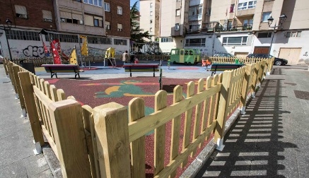  Camargo acomete la renovación de varios parques infantiles con la instalación de nuevos juegos para niños y aparatos de ejercicio para mayores