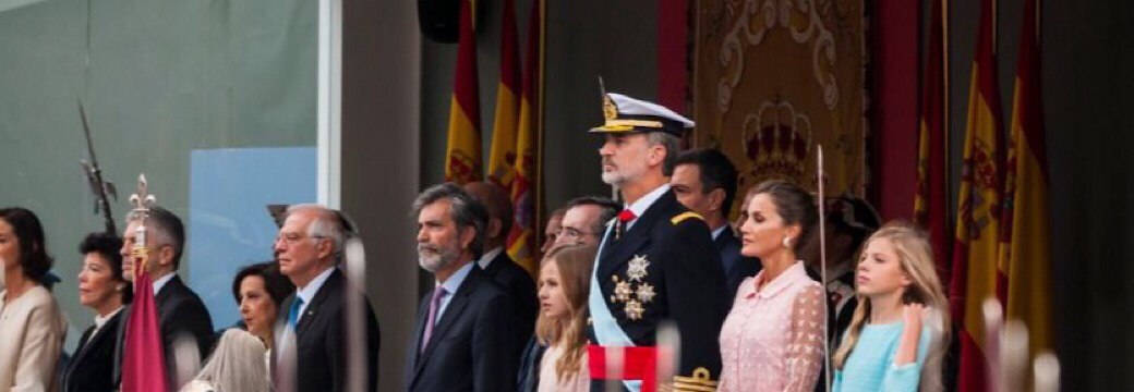 Imágenes del desfile del 12-O: abucheos a Sánchez, la nueva &#39;foto de Colón&#39; y un paracaidista accidentado 