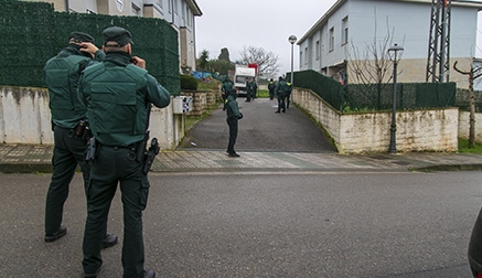 Un operativo de la Guardia Civil logra la marcha de una familia conflictiva de Polanco