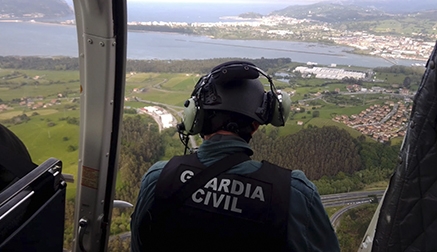 La Guardia Civil intensifica el control en las carreteras de Cantabria incorporando un helicóptero