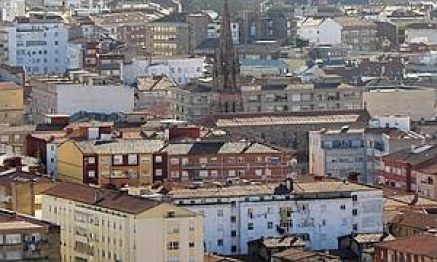 Detectado en La Inmobiliaria, de Torrelavega, un brote de Covid-19 que podría afectar a más de una treintena de personas