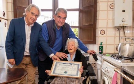 Entrega del Piscis de Oro 2022 a Manolita García, de Santa Cruz de Iguña, en su 99 cumpleaños