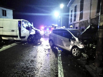 Choque de un turismo y una furgoneta en Corvera de Toranzo