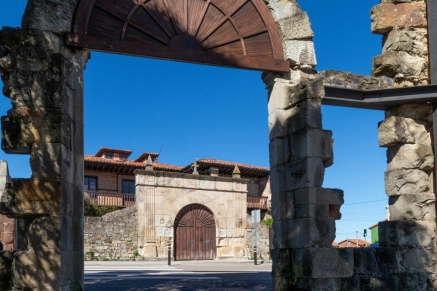 A vueltas con blasones y talegas. La casa natal de Pereda