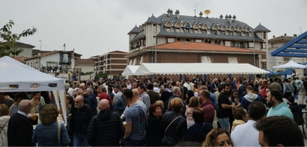 Colindres reúne a un millar de amantes de la cerveza artesana, a pesar de la lluvia