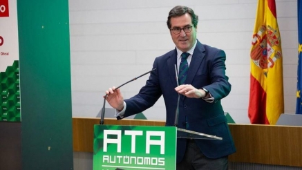 Garamendi carga contra Díaz: "Quiere regalar por decreto 12 días de vacaciones pagadas"