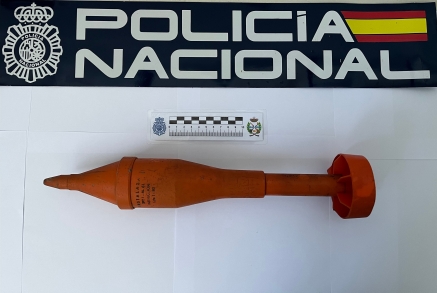 La Policía Nacional retira un artefacto explosivo del siglo pasado en un domicilio de Torrelavega