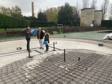 Marchan a buen ritmo las obras de remodelación de las piscinas exteriores de La Cantábrica en Astillero